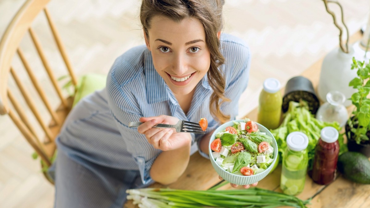 Frau isst Salat